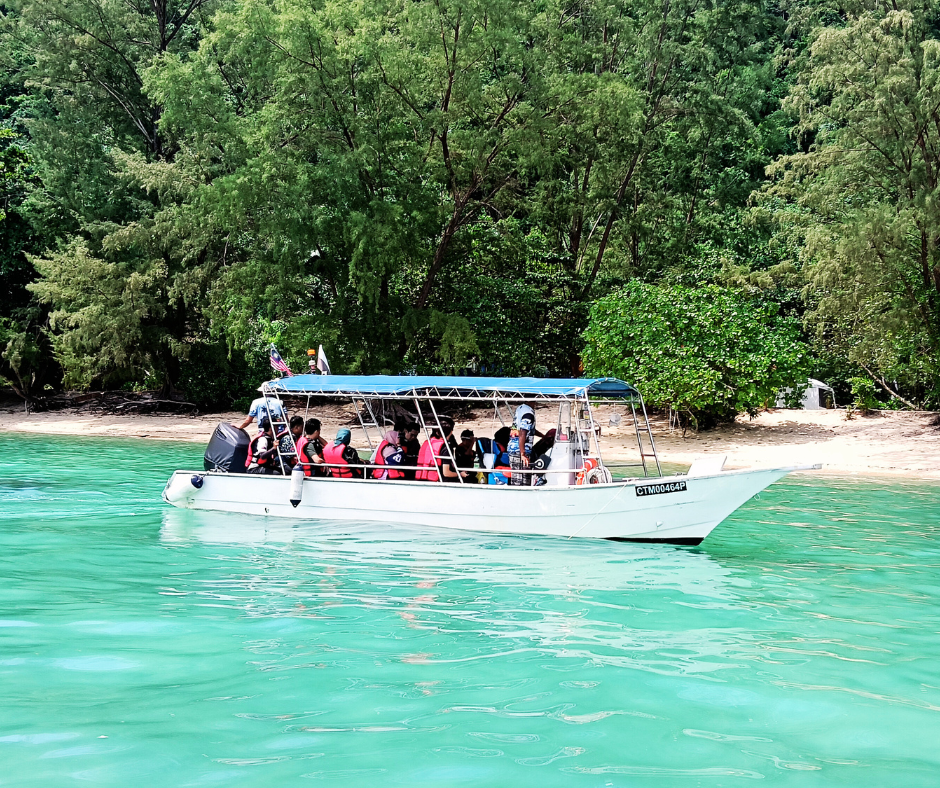 Pelancong menaiki bot di Pulau Tioman, Laut China Selatan, Malaysia menikmati snorkeling dan pemandangan pulau yang indah